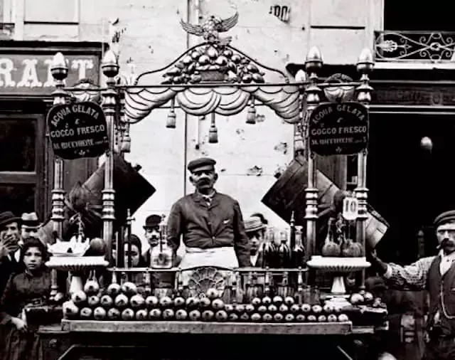Foto d'epoca di un acquaiolo napoletano
