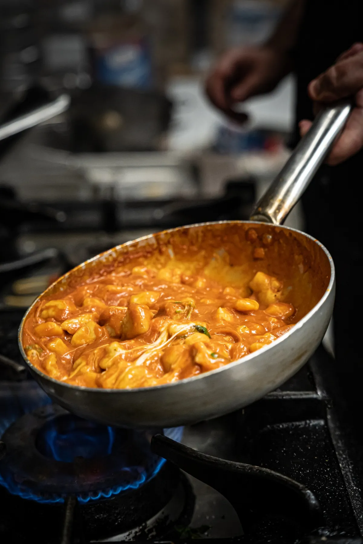 Pasta mantecata in padella nella cucina di Ciro Purpetta