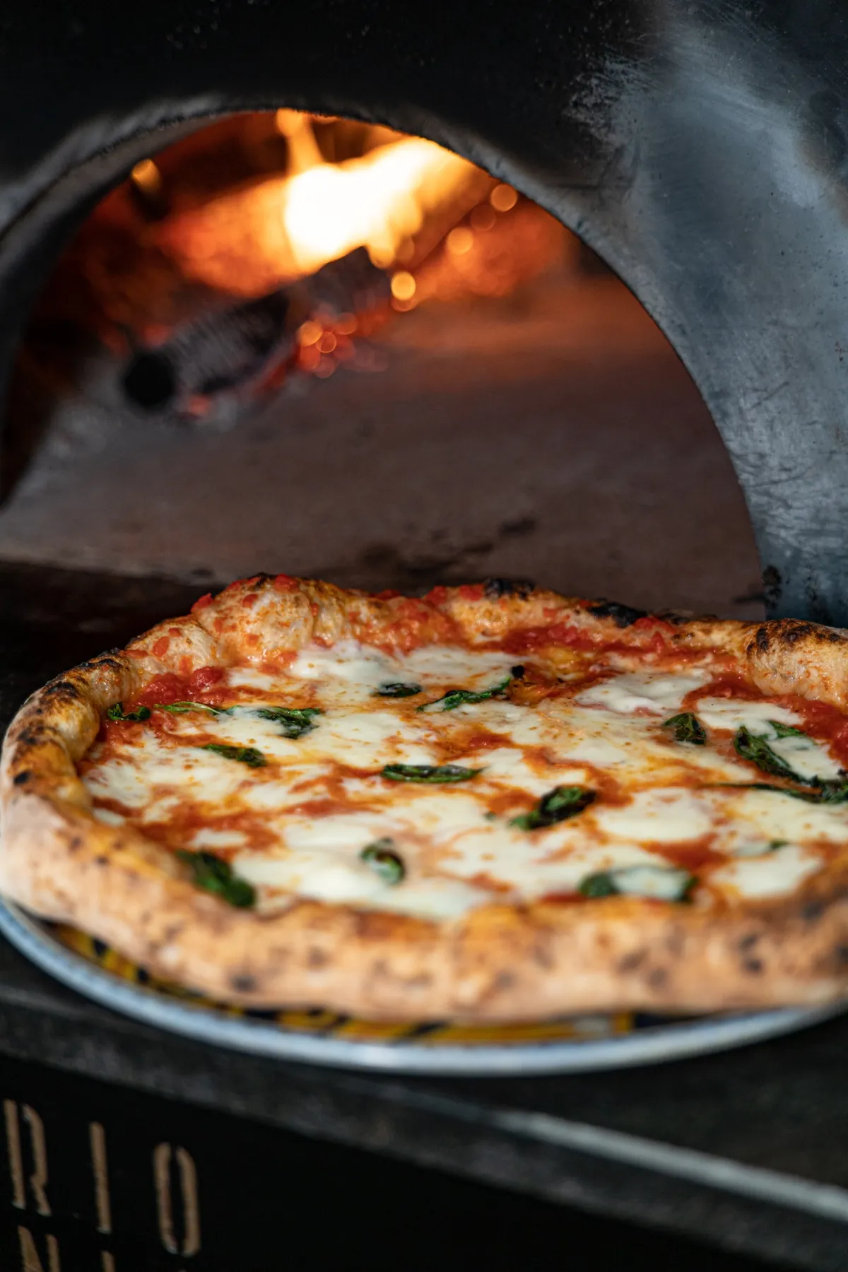 Pizza napoletana davanti al forno